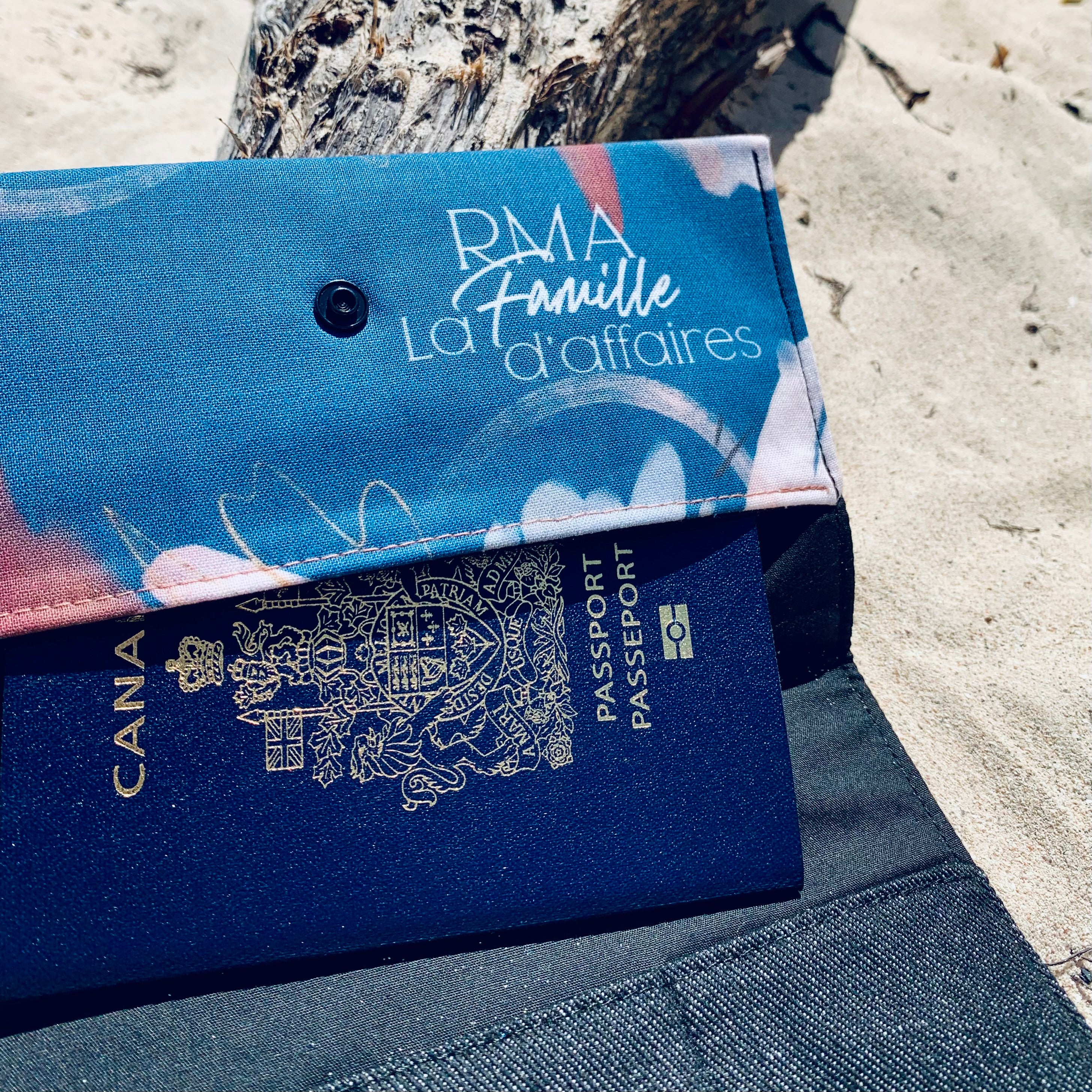 Protège passeport personnalisé Lolikö collabo RMA bleu