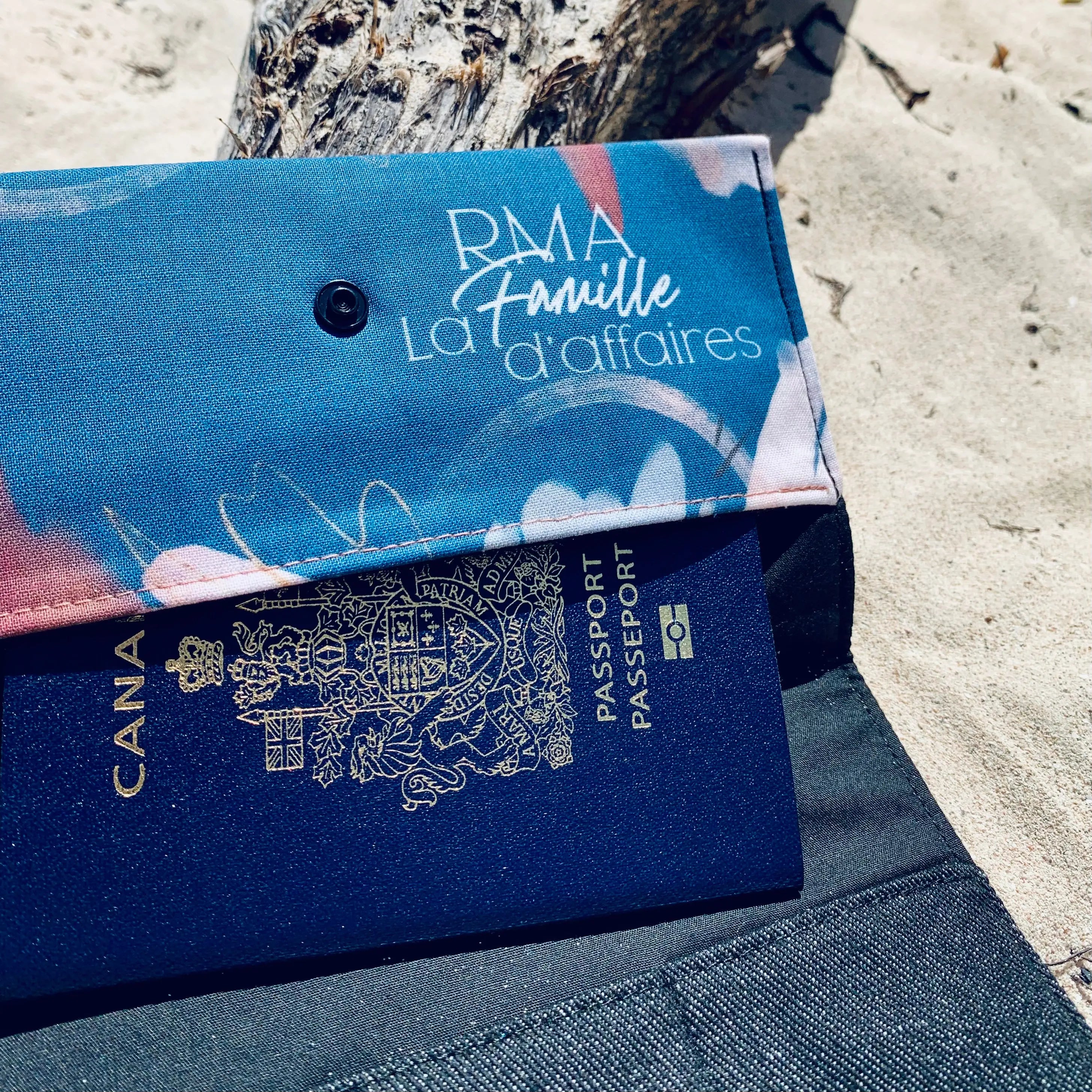 Protège passeport personnalisé Lolikö collabo RMA bleu Lolikö