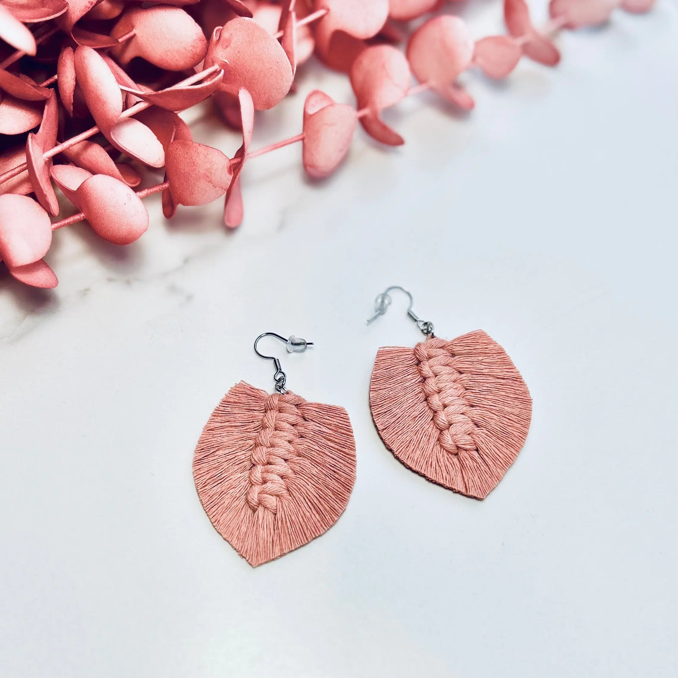 Boucles d’oreilles plume blush – fabriquées au Québec Une histoire de noeud