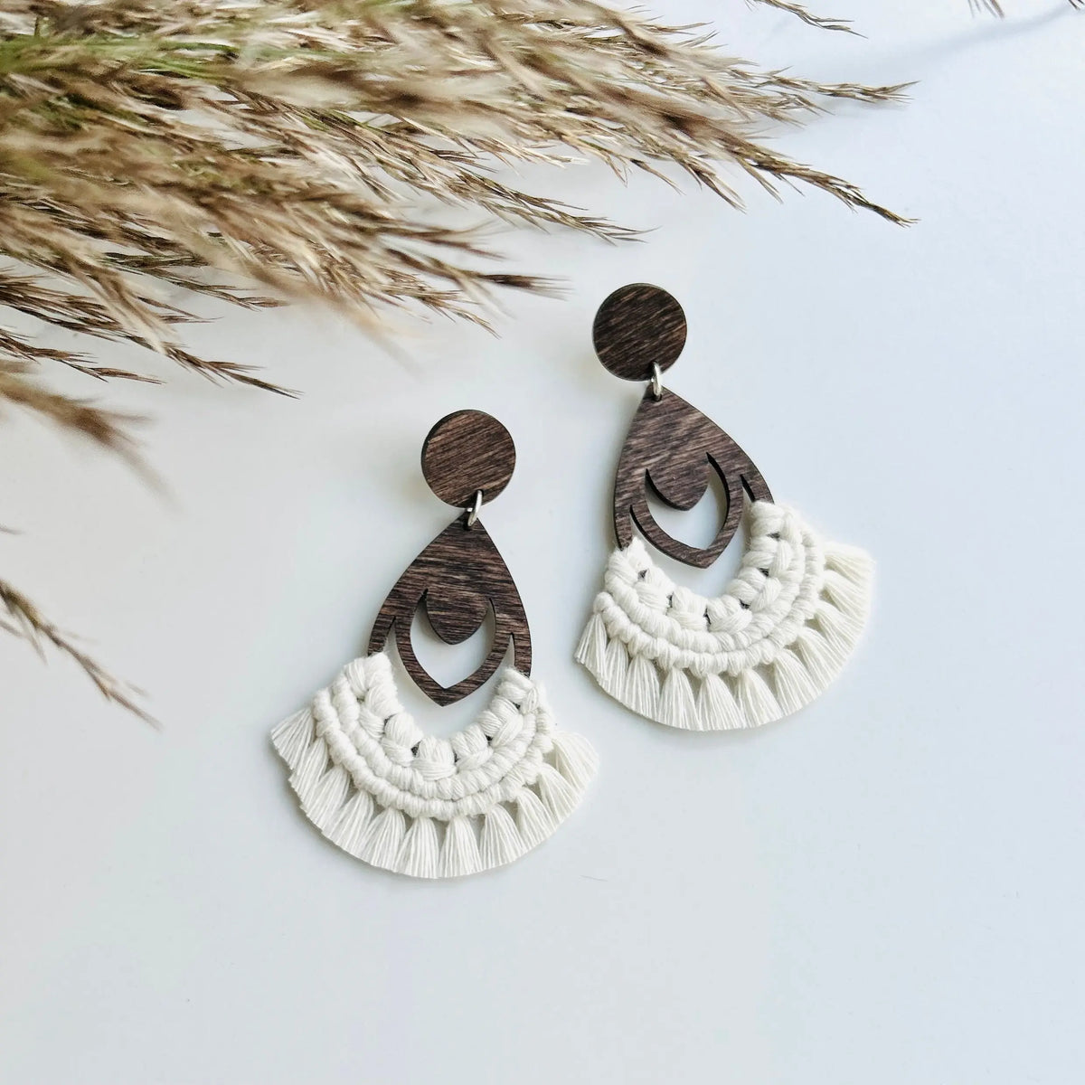 Boucles d’oreilles base ronde Naturel – fabriquées au Québec Une histoire de noeud
