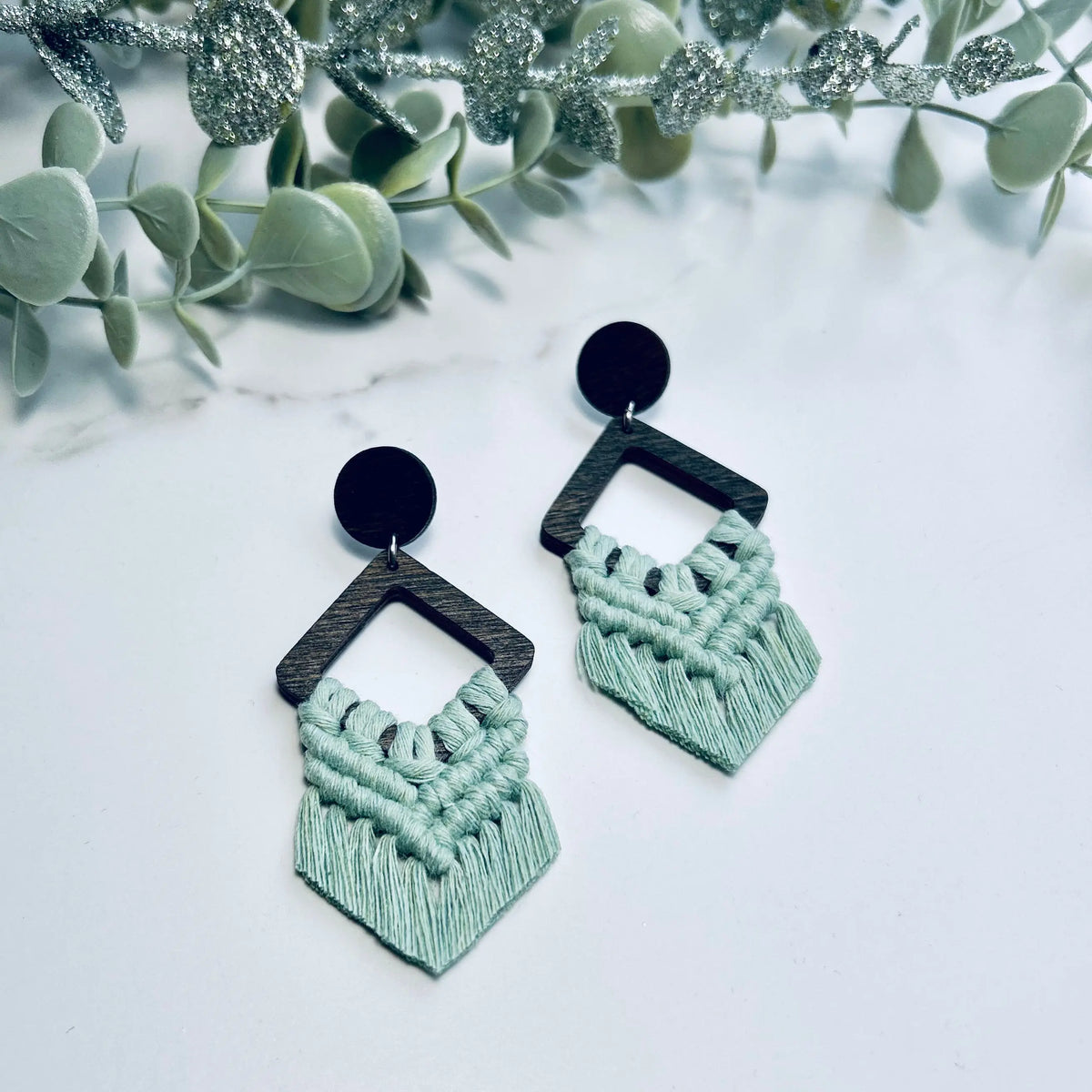 Boucles d’oreilles base pointe Aloes – fabriquées au Québec Une histoire de noeud