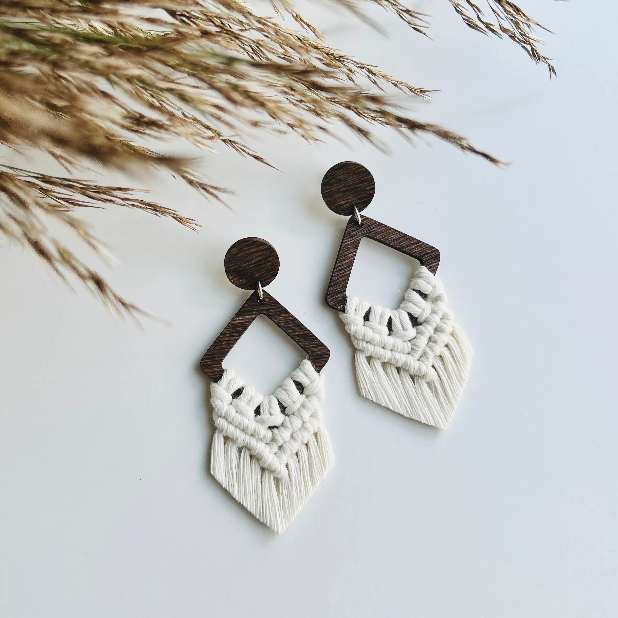 Boucles d’oreilles base pointe Naturel – fabriquées au Québec Une histoire de noeud