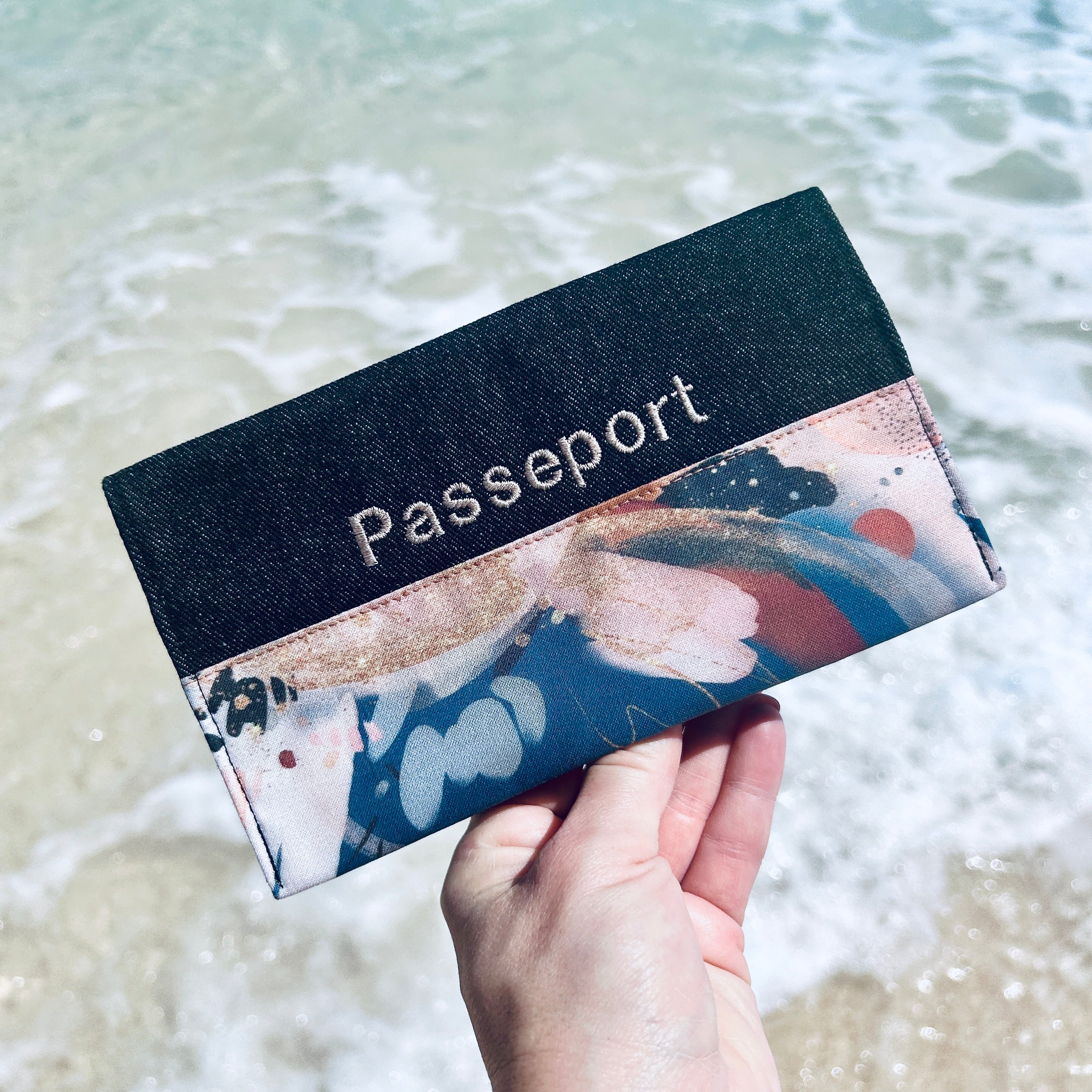 Protège passeport personnalisé Lolikö collabo RMA bleu