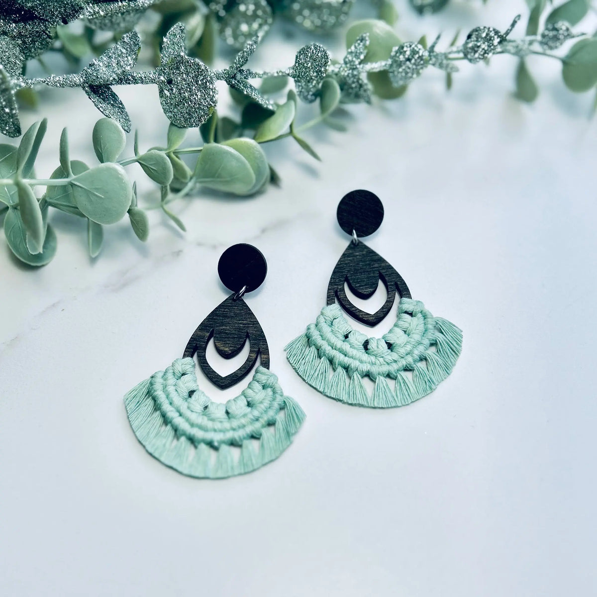 Boucles d’oreilles base ronde aloes – fabriquées au Québec Une histoire de noeud