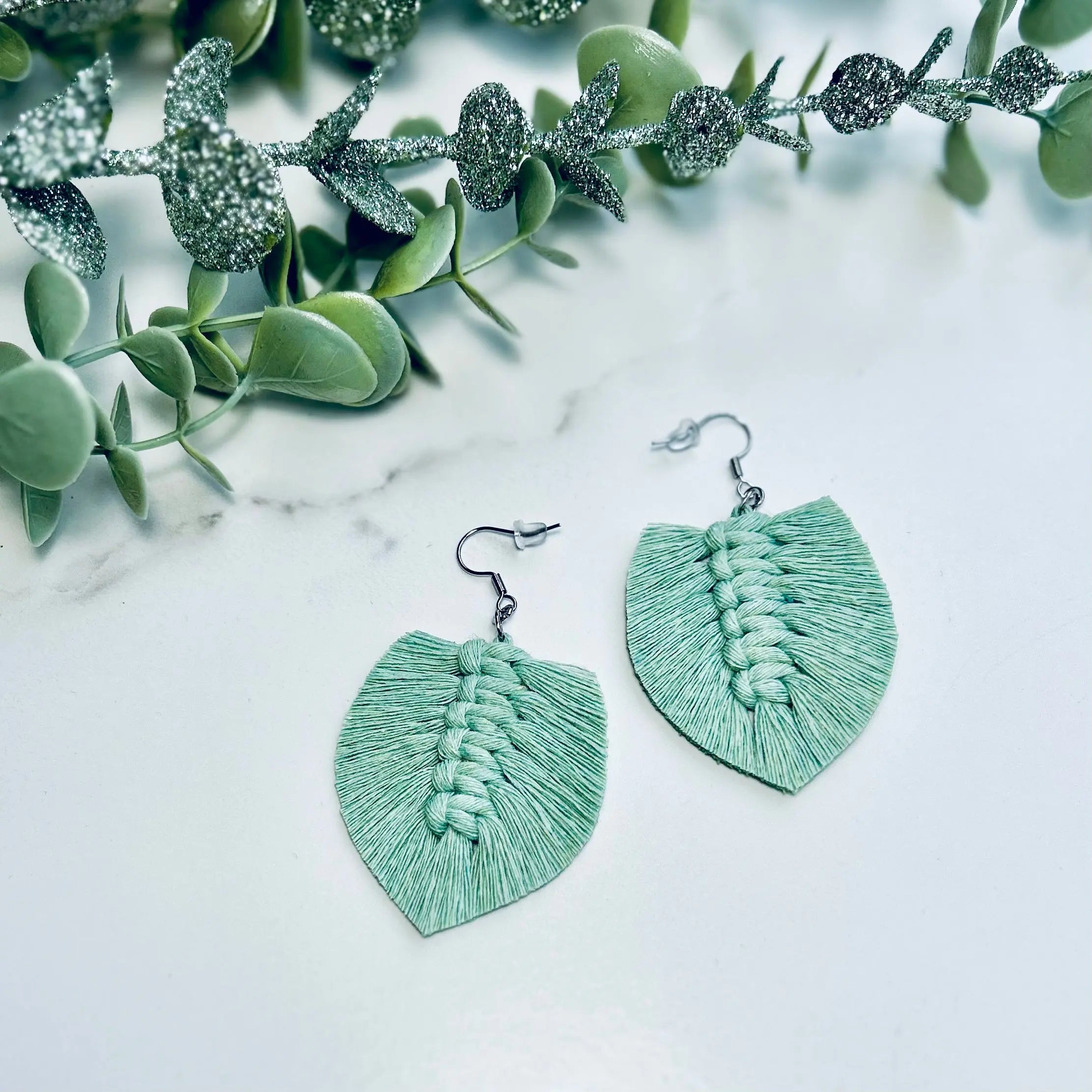 Boucles d’oreilles plume aloes – fabriquées au Québec Une histoire de noeud