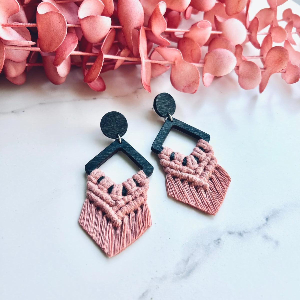 Boucles d’oreilles base pointe Blush – fabriquées au Québec Une histoire de noeud
