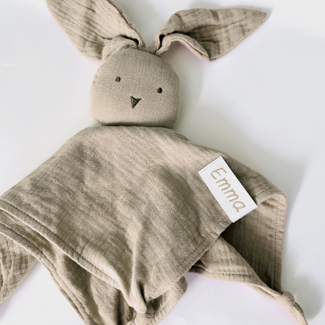 Doudou réconfort lapin beige - PRÉVENTE (LIVRAISON VERS LA FIN FÉVRIER)