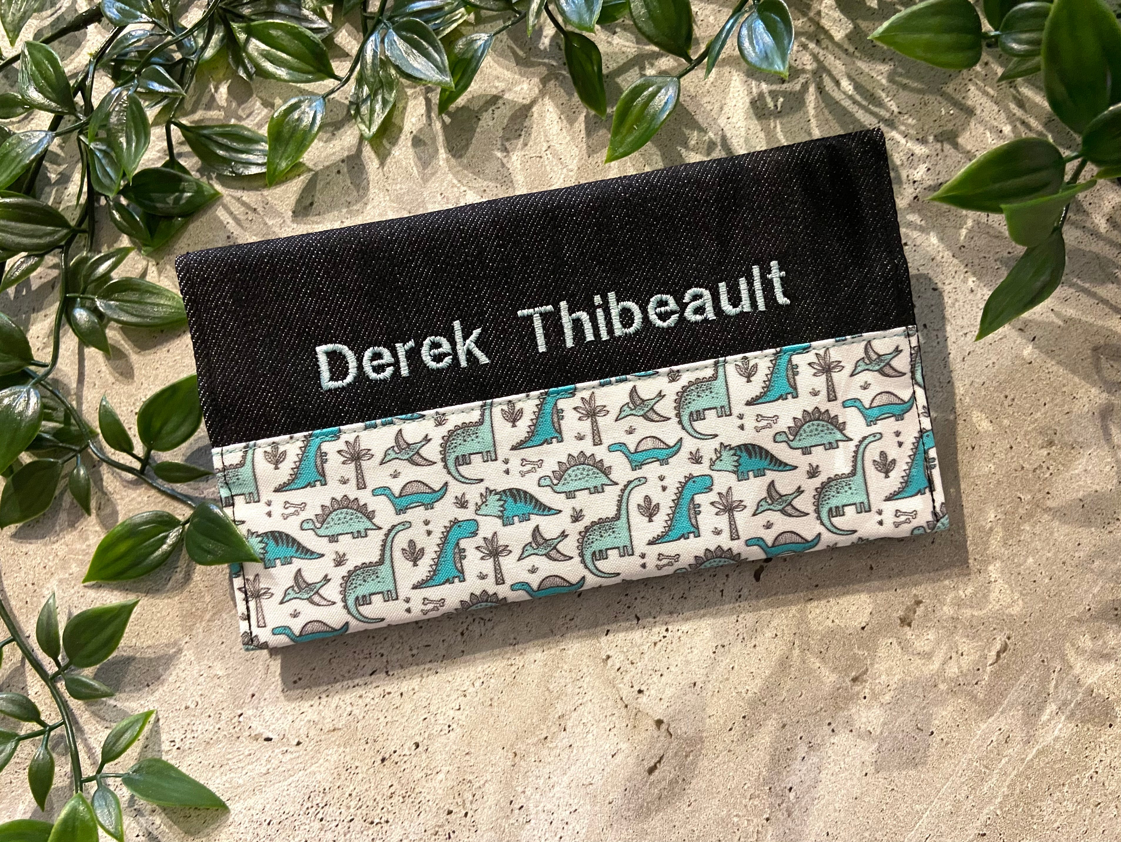 Protège carnet de santé personnalisé Lolikö Dino turquoise (motif : Caja_design)