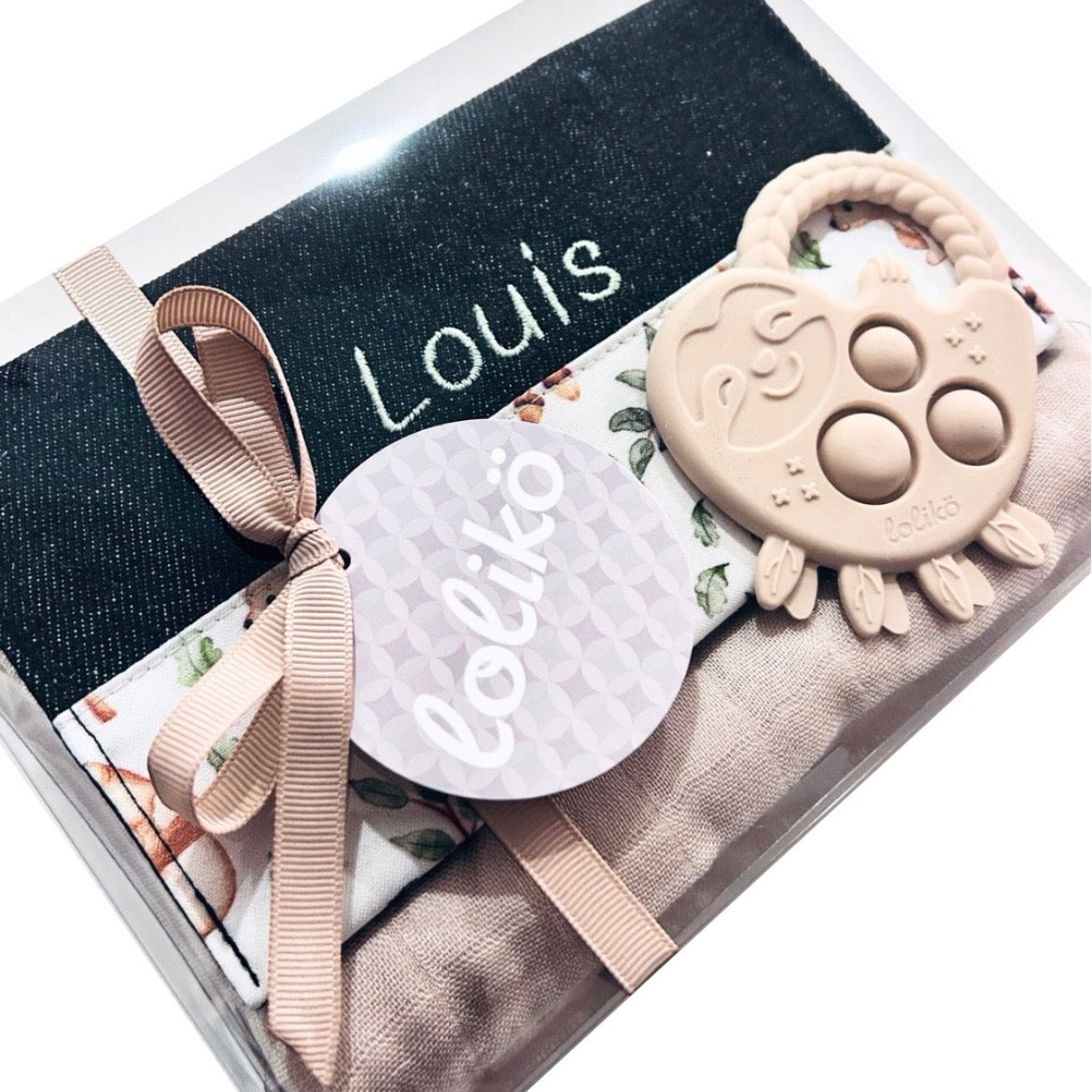 Ajouter une boîte cadeau, avec une mousseline et un jouet de dentition