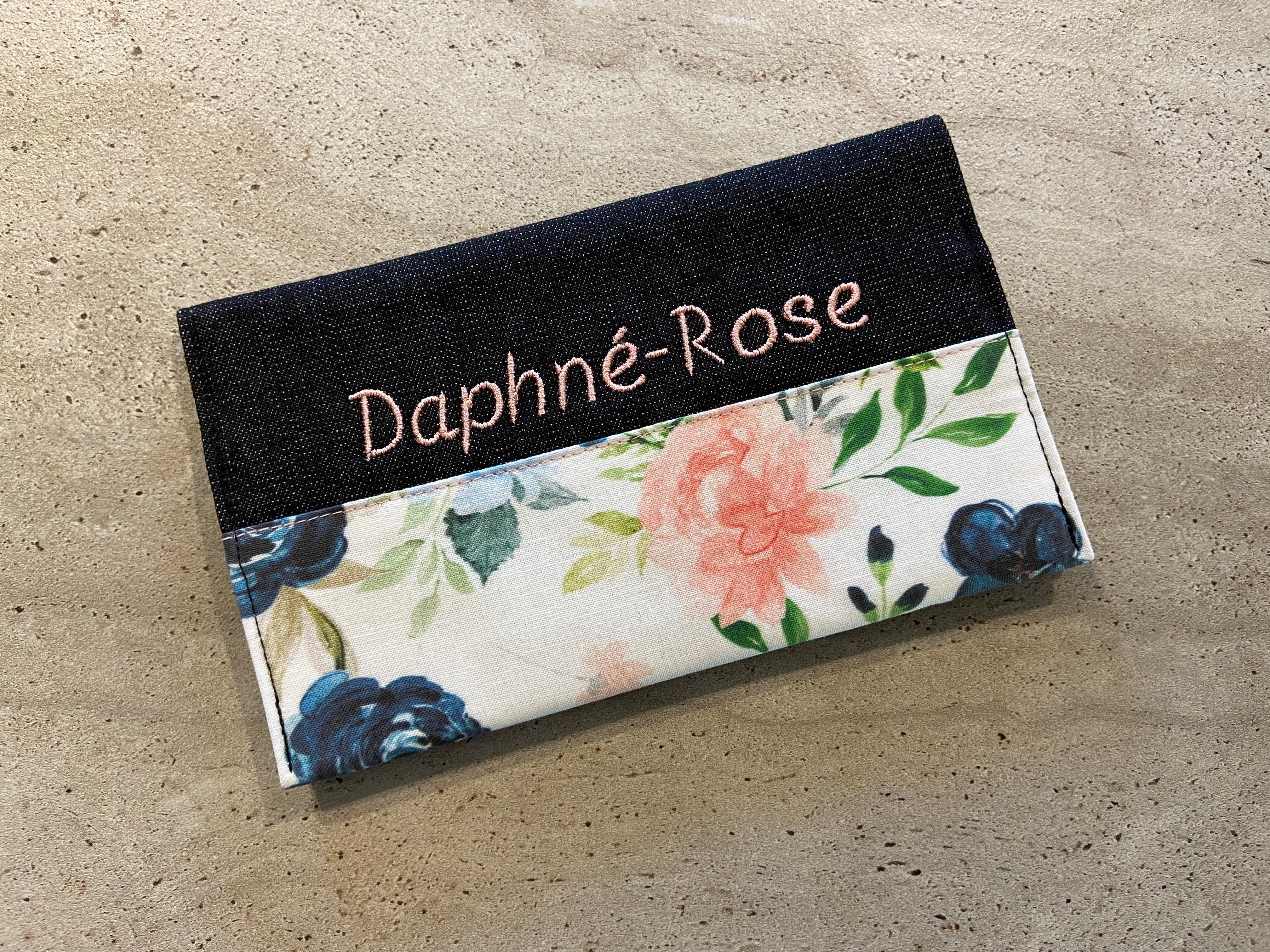 Protège carnet brodé DAPHNÉ-ROSE tel quel